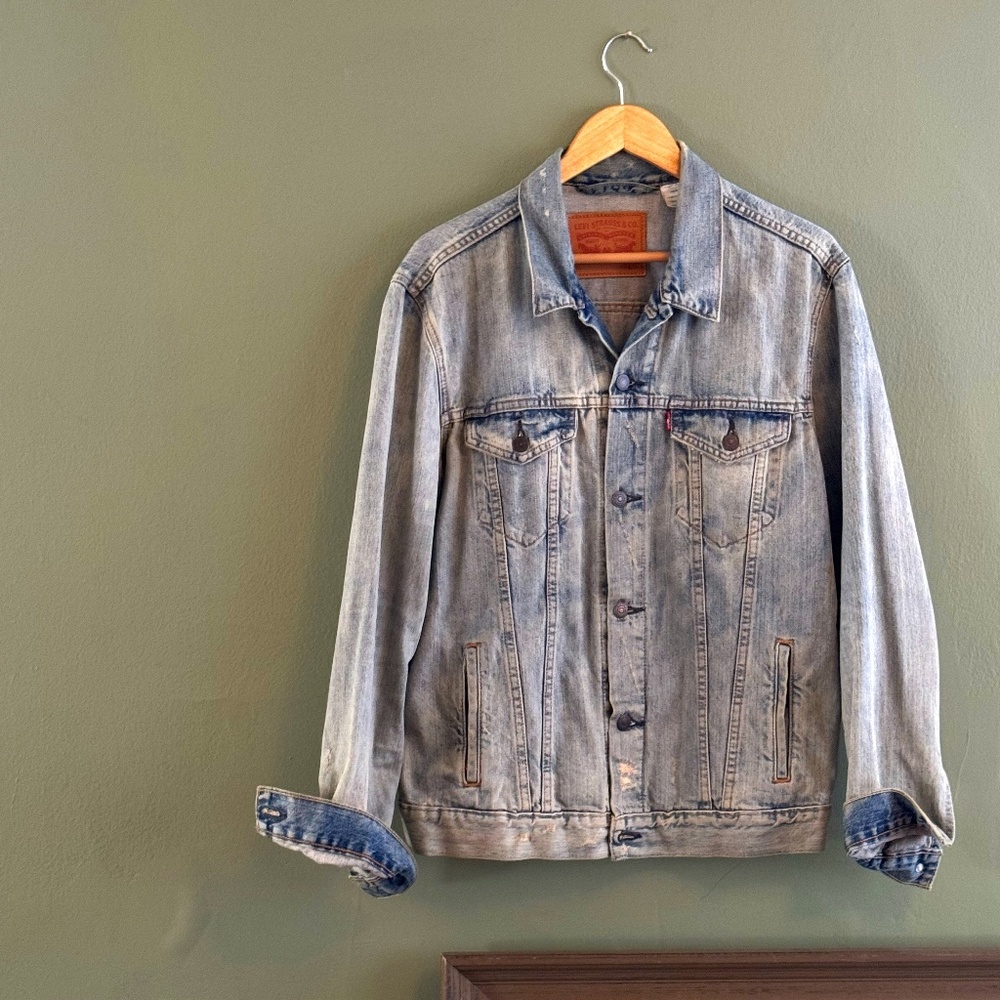 Levis Distressed Light wash trucker jean jacket